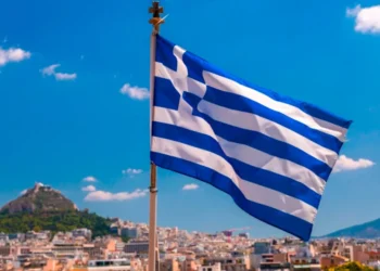 S&P: Η Ελλάδα δανείζεται φθηνότερα από πέντε χώρες της Ευρωζώνης, τρεις πηγές ανησυχίας