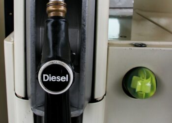 Επιπλέον 200.000 τόνους ντίζελ τον μήνα από ΗΑΕ και Μπαχρέιν εξασφάλισε ο Μακρόν