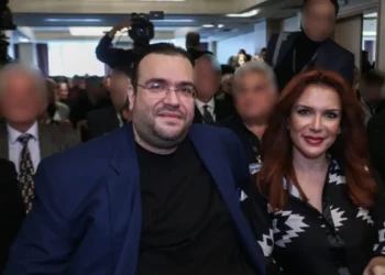 Ο Φίλιππος Καμπούρης και η σύζυγός του δήλωναν εργαζόμενοι και «άρπαξαν» ακόμα και τις αποζημιώσεις του Δημοσίου για τον Covid