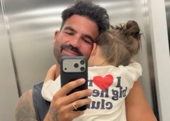 Η τρυφερή φωτογραφία του Δημήτρη Αλεξάνδρου με τον γιο του: Εκεί που σταματάνε όλα, γράφει