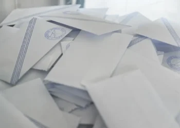 Δημοσκόπηση Opinion Poll: Στο 30,3% η ΝΔ, εδραιώνεται στη δεύτερη θέση η ΕΛΑΣ του Τσίπρα