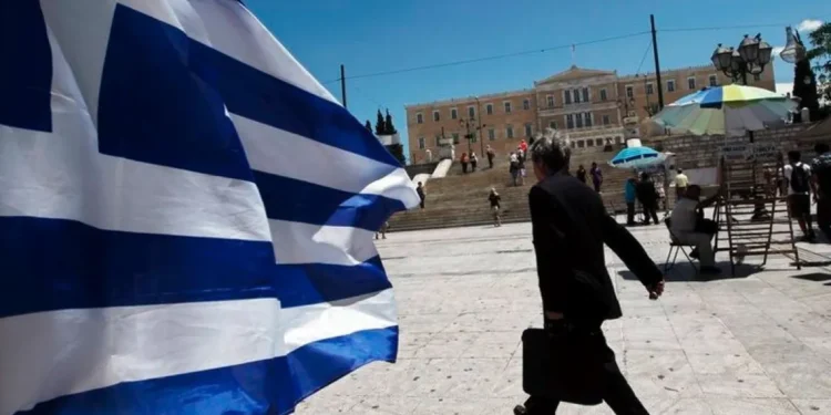 Bloomberg: Η Ελλάδα στην τετράδα των χωρών που θα εμφανίσουν πλεόνασμα φέτος – Δανείζεται φθηνότερα από Γαλλία, Ιταλία