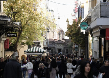 Δύσκολα τα βγάζουν πέρα οικονομικά πάνω από 7 στους 10 Έλληνες – Πόσο κοστίζει το μηνιαίο «καλάθι»