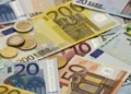 Ευρώ: Σε χαμηλό 17 μηνών με φόντο τα δημοσιονομικά της Γαλλίας και το ενδεχόμενο πρόωρων εκλογών στην Ισπανία
