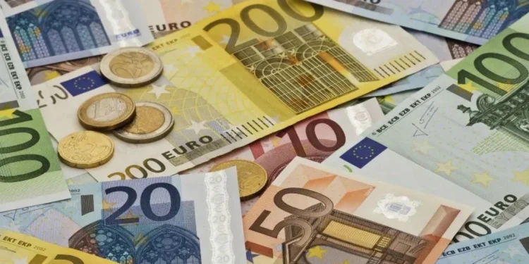 Ευρώ: Σε χαμηλό 17 μηνών με φόντο τα δημοσιονομικά της Γαλλίας και το ενδεχόμενο πρόωρων εκλογών στην Ισπανία