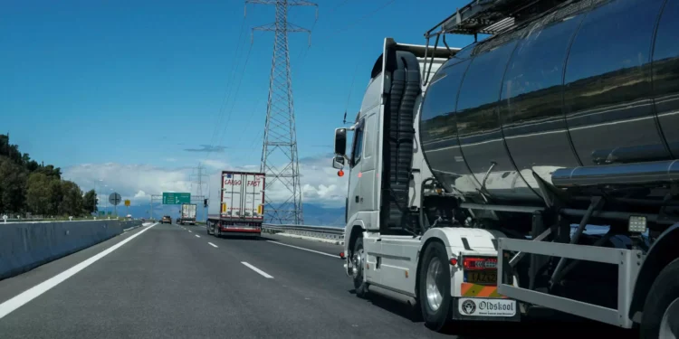 ΕΛΣΤΑΤ: Μείωση έως 17,4% στον όγκο εμπορευμάτων που διακινήθηκαν με φορτηγά το 2025