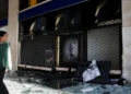 Επεισόδια στη Γαλλία: Διαδηλωτής πέθανε από ανακοπή, 17χρονος ακρωτηριάστηκε από χειροβομβίδα της αστυνομίας – Εικόνες καταστροφής