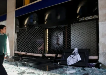 Επεισόδια στη Γαλλία: Διαδηλωτής πέθανε από ανακοπή, 17χρονος ακρωτηριάστηκε από χειροβομβίδα της αστυνομίας – Εικόνες καταστροφής