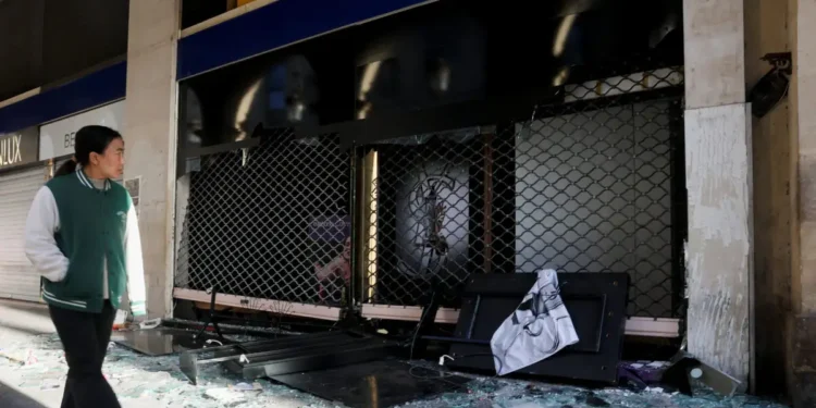 Επεισόδια στη Γαλλία: Διαδηλωτής πέθανε από ανακοπή, 17χρονος ακρωτηριάστηκε από χειροβομβίδα της αστυνομίας – Εικόνες καταστροφής