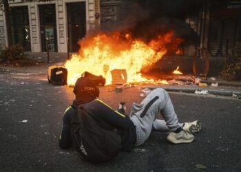 Η κοινωνική έκρηξη στη Γαλλία «καίει» τα ομόλογα και τον CAC 40