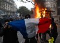 Ο Μακρόν στις φλόγες της κοινωνικής οργής, τα κέρδη της Λεπέν και η κρίση που αλλάζει τη Γαλλία