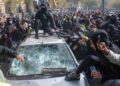 Φόβοι για πολιτική παράλυση και ακριβότερο δανεισμό από τις ταραχές στη Γαλλία – Απειλείται η δημοσιονομική εξυγίανση, λέει η DBRS