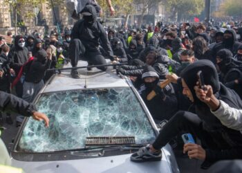 Φόβοι για πολιτική παράλυση και ακριβότερο δανεισμό από τις ταραχές στη Γαλλία – Απειλείται η δημοσιονομική εξυγίανση, λέει η DBRS