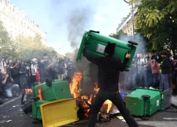 «Πεδίο μάχης» η Γαλλία: Πάνω από 900 τραυματίες και 6.000 προσαγωγές – Φωτιές και δακρυγόνα «σκεπάζουν» Παρίσι, Λυών και Μασσαλία