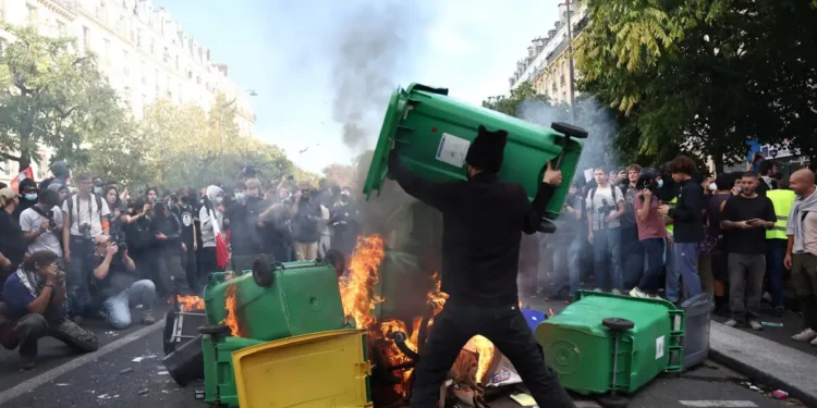 «Πεδίο μάχης» η Γαλλία: Πάνω από 900 τραυματίες και 6.000 προσαγωγές – Φωτιές και δακρυγόνα «σκεπάζουν» Παρίσι, Λυών και Μασσαλία