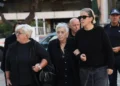 Μνημόσυνο Γιώργου Μαζωνάκη: Με μπαλόνια, τραγούδια και χορό τιμούν τον τραγουδιστή – Πλήθος κόσμου και συγκίνηση στη Νίκαια