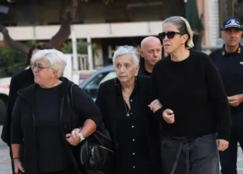 Μνημόσυνο Γιώργου Μαζωνάκη: Με μπαλόνια, τραγούδια και χορό τιμούν τον τραγουδιστή – Πλήθος κόσμου και συγκίνηση στη Νίκαια