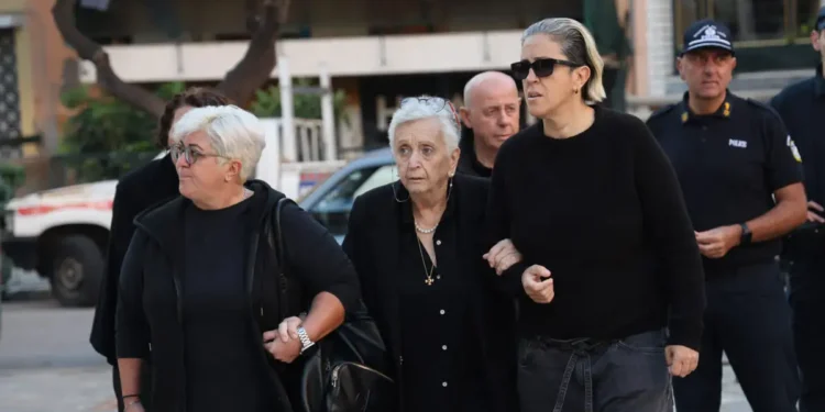 Μνημόσυνο Γιώργου Μαζωνάκη: Με μπαλόνια, τραγούδια και χορό τιμούν τον τραγουδιστή – Πλήθος κόσμου και συγκίνηση στη Νίκαια
