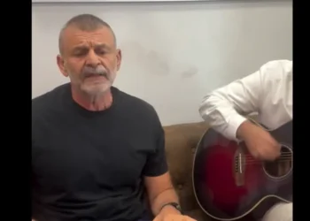 O Απόστολος Γκλέτσος τραγούδησε και το «Παπόρι από την Περσία»