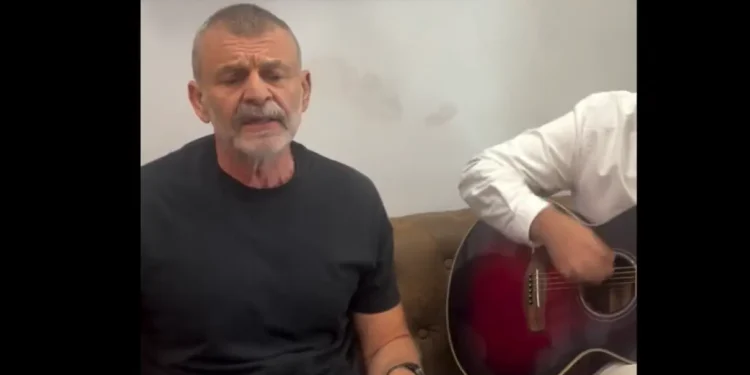 O Απόστολος Γκλέτσος τραγούδησε και το «Παπόρι από την Περσία»