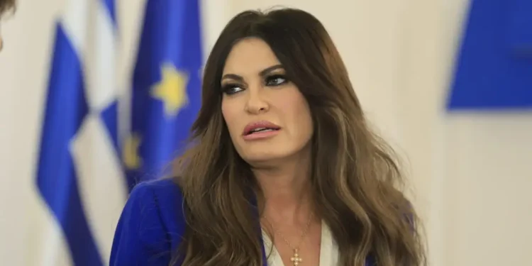 Ο Λευκός Οίκος ζήτησε από την Κίμπερλι Γκιλφόιλ να παραιτηθεί: «Της ευχόμαστε καλή επιτυχία»