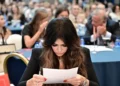 Κίμπερλι Γκιλφόιλ: Τα τηλεφωνήματα για να σώσει τη θέση της και τα μηνύματα που απέδωσε σε AI – Νέες αποκαλύψεις από την WSJ