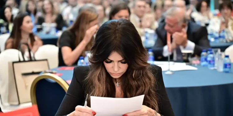 Κίμπερλι Γκιλφόιλ: Τα τηλεφωνήματα για να σώσει τη θέση της και τα μηνύματα που απέδωσε σε AI – Νέες αποκαλύψεις από την WSJ
