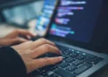 Απάτες με όπλο την AI: Κλωνοποιούν φωνές συγγενών και αδειάζουν λογαριασμούς