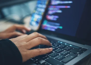 Απάτες με όπλο την AI: Κλωνοποιούν φωνές συγγενών και αδειάζουν λογαριασμούς