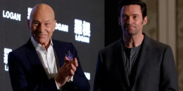 Ο Χιου Τζάκμαν αποχαιρετά τον Πάτρικ Στιούαρτ: «Χάσαμε έναν από τους κορυφαίους της σκηνής και της οθόνης»