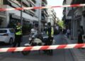 Κολωνός: Αναπάντητα τα ερωτήματα για την έκρηξη στην πολυκατοικία – Στο χειρουργείο για τα τραύματα σε πρόσωπο και σώμα ο αστυνομικός