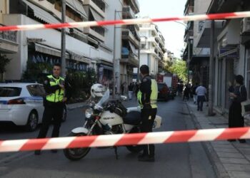 Κολωνός: Αναπάντητα τα ερωτήματα για την έκρηξη στην πολυκατοικία – Στο χειρουργείο για τα τραύματα σε πρόσωπο και σώμα ο αστυνομικός
