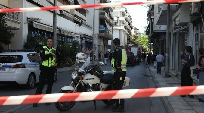 Κολωνός: Αναπάντητα τα ερωτήματα για την έκρηξη στην πολυκατοικία – Στο χειρουργείο για τα τραύματα σε πρόσωπο και σώμα ο αστυνομικός