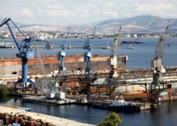 Τουλάχιστον 6 εμπορικά πλοία που χτυπήθηκαν από τους Χούθι επισκευάζονται στον Σκαραμαγκά
