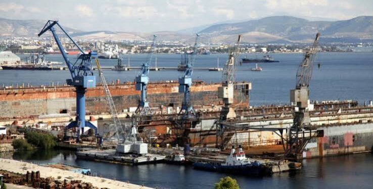Τουλάχιστον 6 εμπορικά πλοία που χτυπήθηκαν από τους Χούθι επισκευάζονται στον Σκαραμαγκά