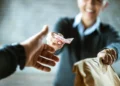 Πληρωμή με μετρητά στα κούριερ: Εξαιρέσεις με βάση το μοντέλο δαπανών αφορολόγητου – Ποιες υπηρεσίες μένουν εκτός