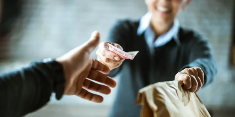 Πληρωμή με μετρητά στα κούριερ: Εξαιρέσεις με βάση το μοντέλο δαπανών αφορολόγητου – Ποιες υπηρεσίες μένουν εκτός