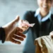 Πληρωμή με μετρητά στα κούριερ: Εξαιρέσεις με βάση το μοντέλο δαπανών αφορολόγητου – Ποιες υπηρεσίες μένουν εκτός