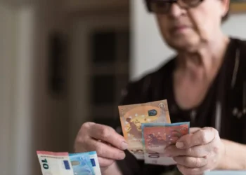 Η μεγάλη παγίδα της εισφοράς αλληλεγγύης: Συνταξιούχοι με μεγαλύτερη μικτή σύνταξη εισπράττουν λιγότερα από άλλους με μικρότερη