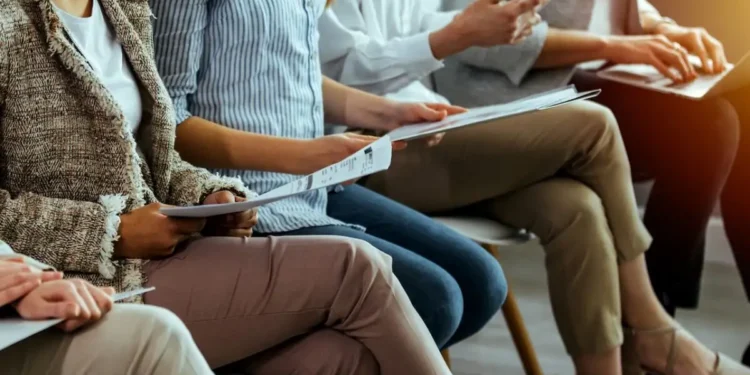 Ανεργία δύο ταχυτήτων: 717.926 στη ΔΥΠΑ, 350.800 στην ΕΛΣΤΑΤ – Πού «χάνονται» 367.126 άνθρωποι