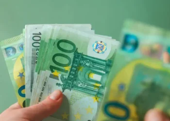 Εισόδημα: Αύξηση 274 ευρώ για το φτωχότερο 10% και 1.409 ευρώ για το πλουσιότερο