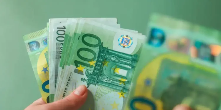 Εισόδημα: Αύξηση 274 ευρώ για το φτωχότερο 10% και 1.409 ευρώ για το πλουσιότερο