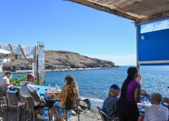 Έως και 91% υψηλότεροι μισθοί στα νησιά – Τι δείχνει έρευνα για τις αμοιβές ανά κλάδο