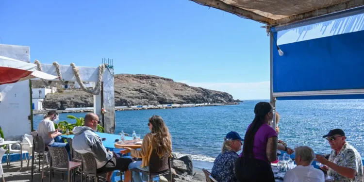 Έως και 91% υψηλότεροι μισθοί στα νησιά – Τι δείχνει έρευνα για τις αμοιβές ανά κλάδο