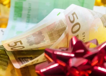 Δώρο Χριστουγέννων 500 ευρώ στο Δημόσιο: Ο κατάλογος των δικαιούχων και οι «γκρίζες ζώνες» – Αναλυτικά παραδείγματα
