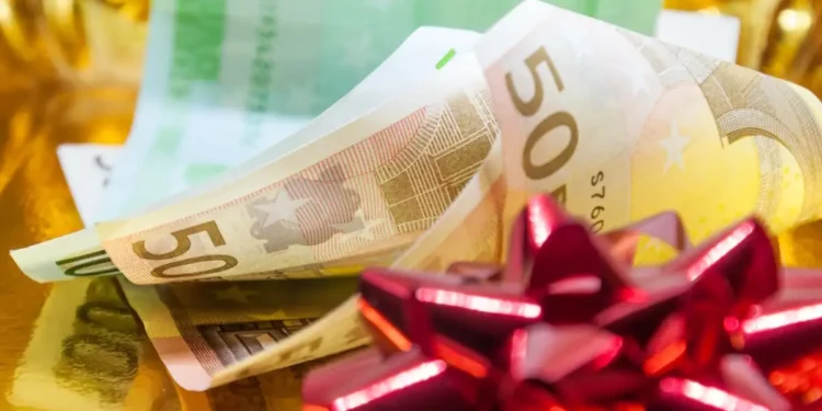 Δώρο Χριστουγέννων 500 ευρώ στο Δημόσιο: Ο κατάλογος των δικαιούχων και οι «γκρίζες ζώνες» – Αναλυτικά παραδείγματα