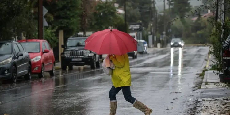 Καιρός: Επικίνδυνες βροχές και καταιγίδες κυρίως στην ανατολική Ελλάδα – Αναβαθμίστηκε το έκτακτο δελτίο της ΕΜΥ
