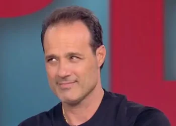Πάρις Καραγιαννόπουλος: «Καρβέλας και Βίσση είναι ένα» λέει ο παρτενέρ της απόλυτης στο «Μαγκάβα Τουτ»
