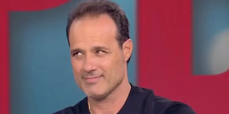 Πάρις Καραγιαννόπουλος: «Καρβέλας και Βίσση είναι ένα» λέει ο παρτενέρ της απόλυτης στο «Μαγκάβα Τουτ»