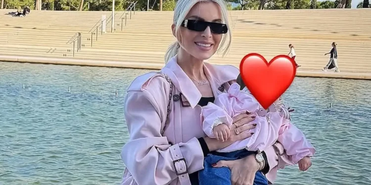 Κατερίνα Καινούργιου: Η κυριακάτικη βόλτα με την κόρη της στο πάρκο Σταύρος Νιάρχος